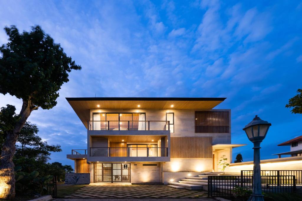 4-BEDROOM VILLA WITH OCEAN & GOLF VIEWS- YR0172